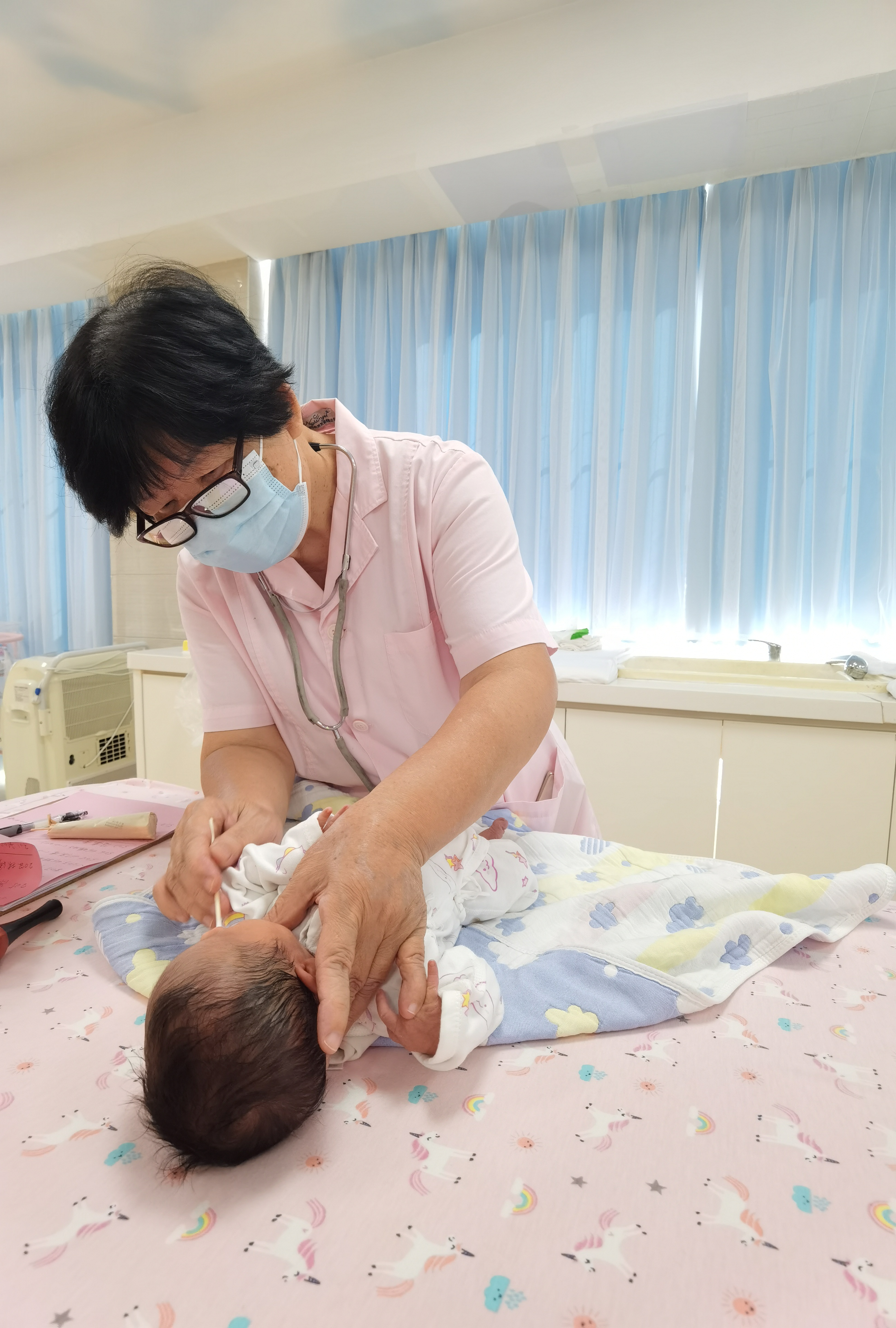 儿科医生查房日常